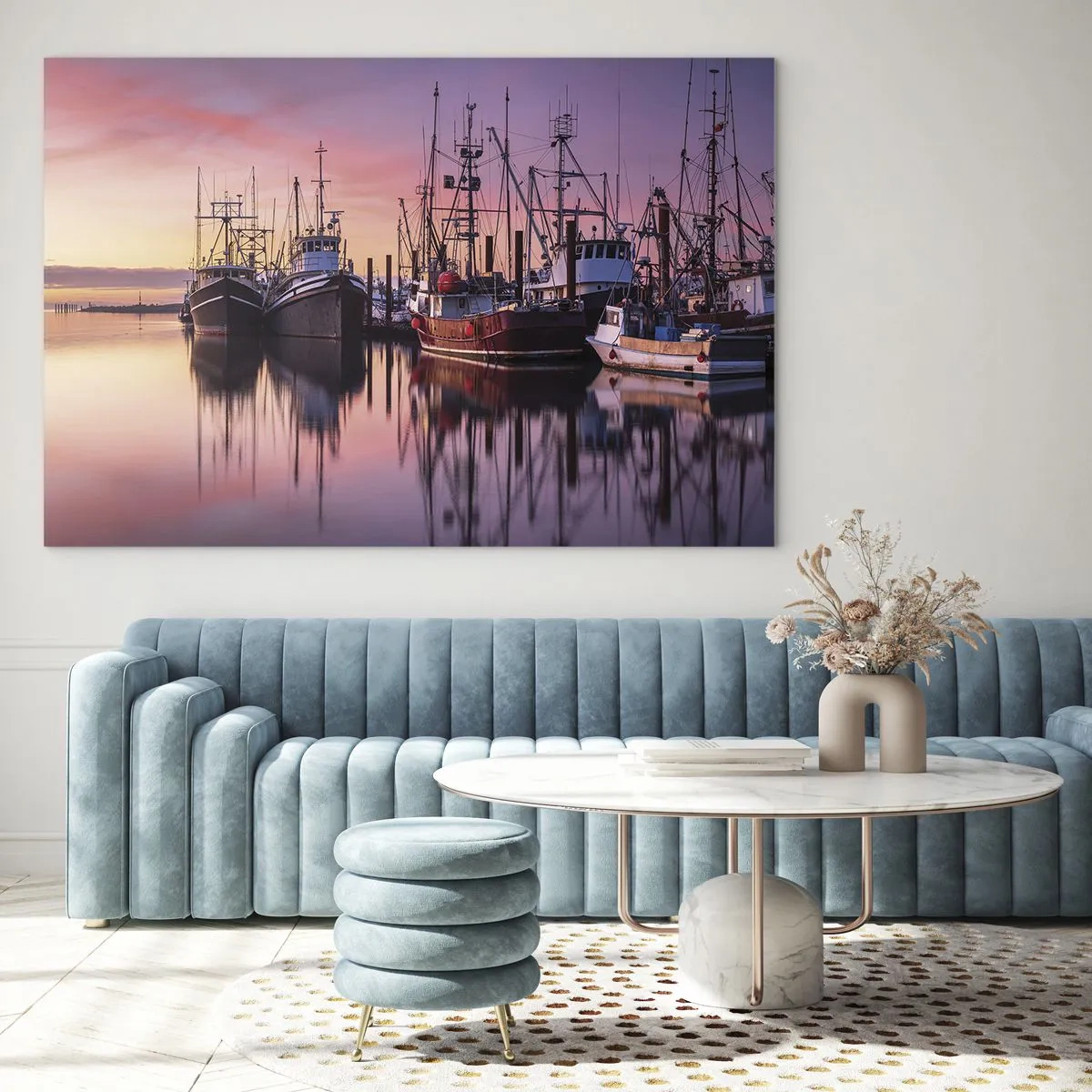 Glastavla - Bild på glas - Fiskebåtar vid solnedgången i en lugn hamn - 70x50cm - Inför nästa dag - Modern väggdekoration för vardagsrum och sovrum ARTTOR