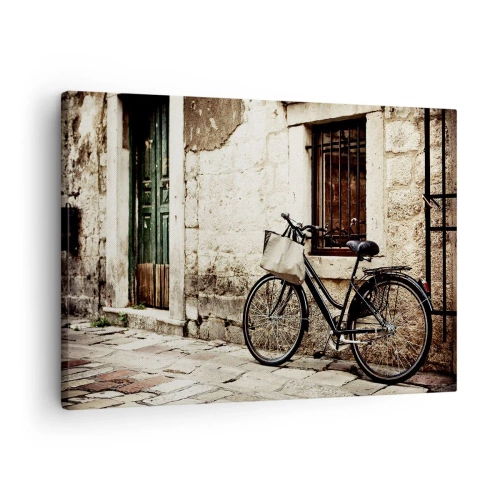 Canvastavla - Bild på duk - En cykel mot en stenmur med ett fönster och en dörr i retrostil - 70x50cm - Tillbaka till det förflutna - Modern väggdekoration för vardagsrum och sovrum ARTTOR