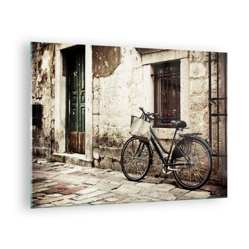 Glastavla - Bild på glas - En svartvit cykel lutad mot ett gammalt hyreshus - 70x50cm - Tillbaka till det förflutna - Modern väggdekoration för vardagsrum och sovrum ARTTOR