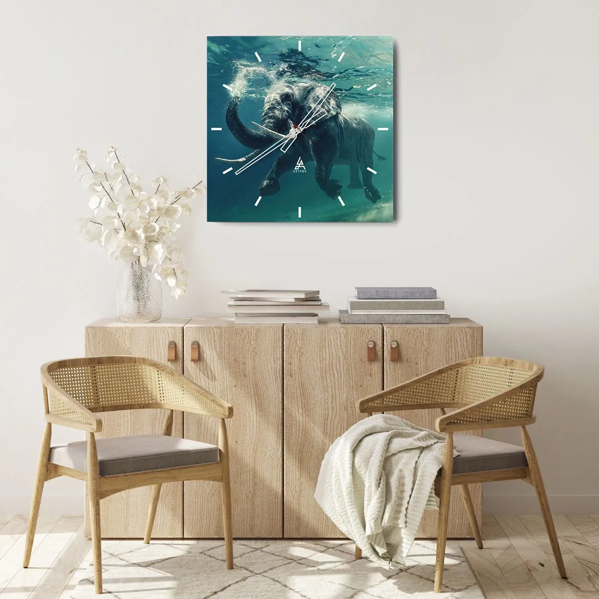 Väggklocka - Klocka på glas - Alla tycker om att simma - 30x30 cm