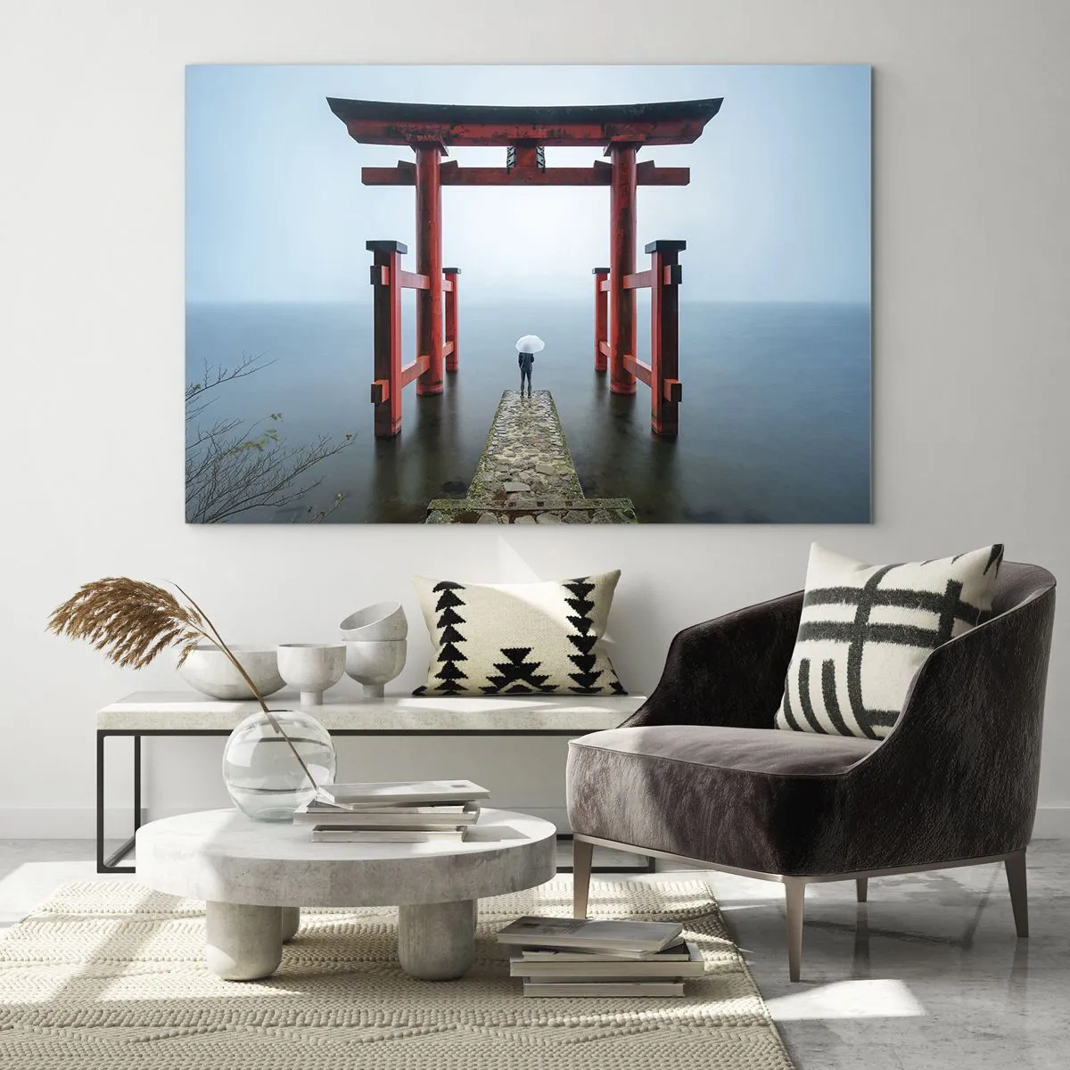 Glastavla - Bild på glas - En röd torii över lugnt vatten i en dimmig miljö - 70x50cm - Japansk begrundan - Modern väggdekoration för vardagsrum och sovrum ARTTOR