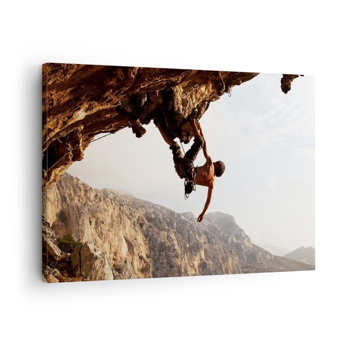 Canvastavla - Bild på duk - En klättrare på en brant klippa i bergen i solskenet - 70x50cm - Världen i näven - Modern väggdekoration för vardagsrum och sovrum ARTTOR