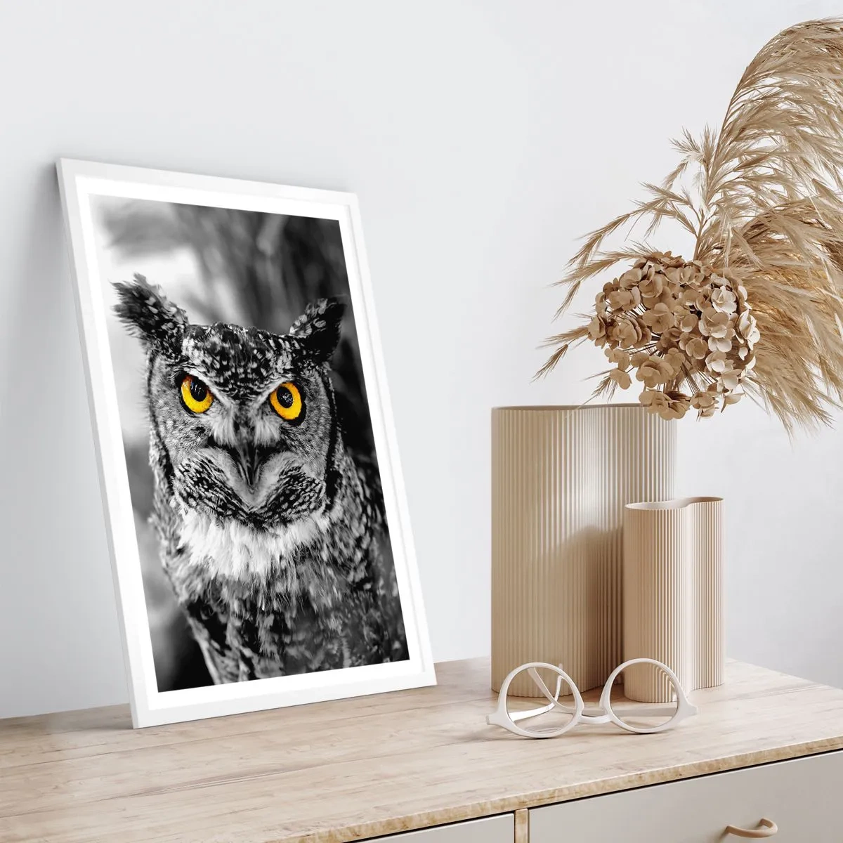 Affisch i vit ram - Inget kommer undan - 50x70 cm