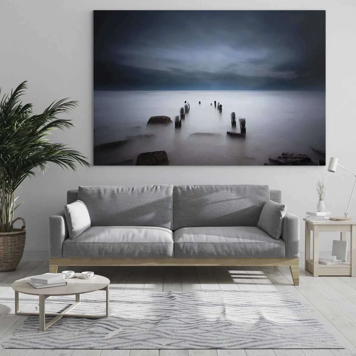 Glastavla - Bild på glas - Atmosfäriskt kustlandskap med träpålar - 70x50cm - Fundersam sjö - Modern väggdekoration för vardagsrum och sovrum ARTTOR