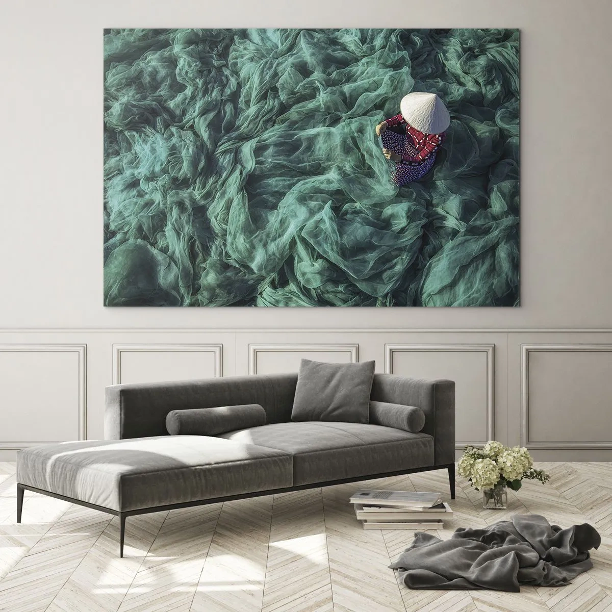Glastavla - Bild på glas - En kvinna i traditionell hatt som lagar nät - 70x50cm - I nätens hav - Modern väggdekoration för vardagsrum och sovrum ARTTOR
