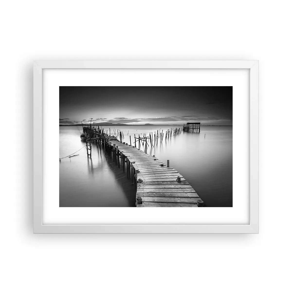 Affisch i vit ram - Den glömda strandens ro - 40x30 cm