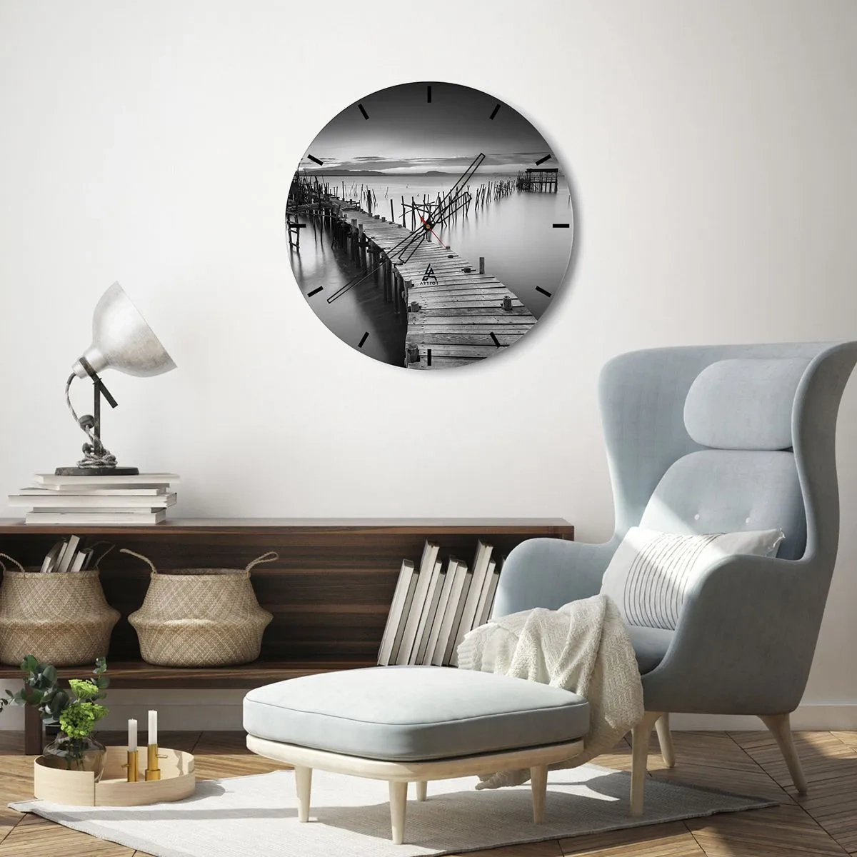 Väggklocka - Klocka på glas - En svartvit träbrygga som leder till lugnt vatten - 30x30cm - Den glömda strandens ro - Modern väggdekoration för vardagsrum, kök och sovrum ARTTOR