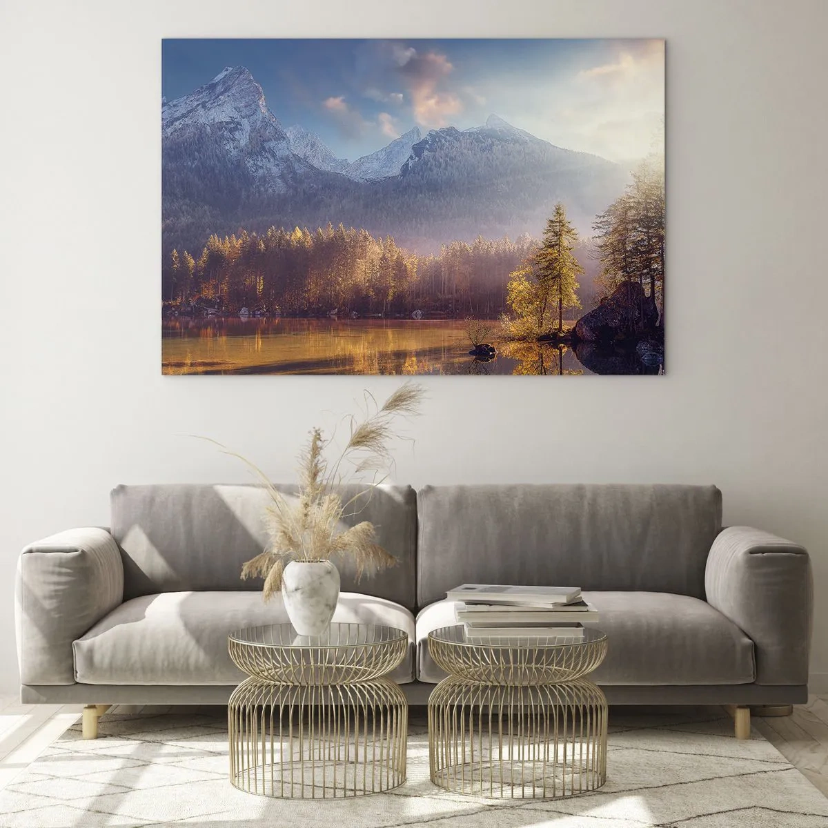 Glastavla - Bild på glas - Gyllene morgonljus över en fjällsjö omgiven av skog - 70x50cm - I berg och dalar - Modern väggdekoration för vardagsrum och sovrum ARTTOR