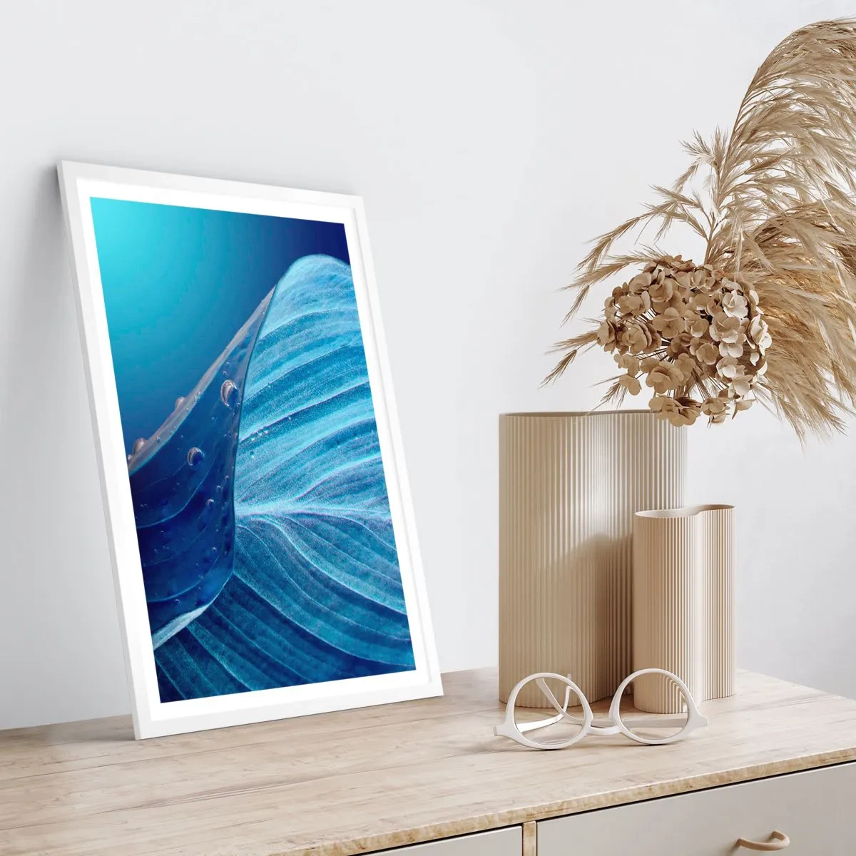 Affisch i vit ram - Dolda droppar av blått - 50x70 cm