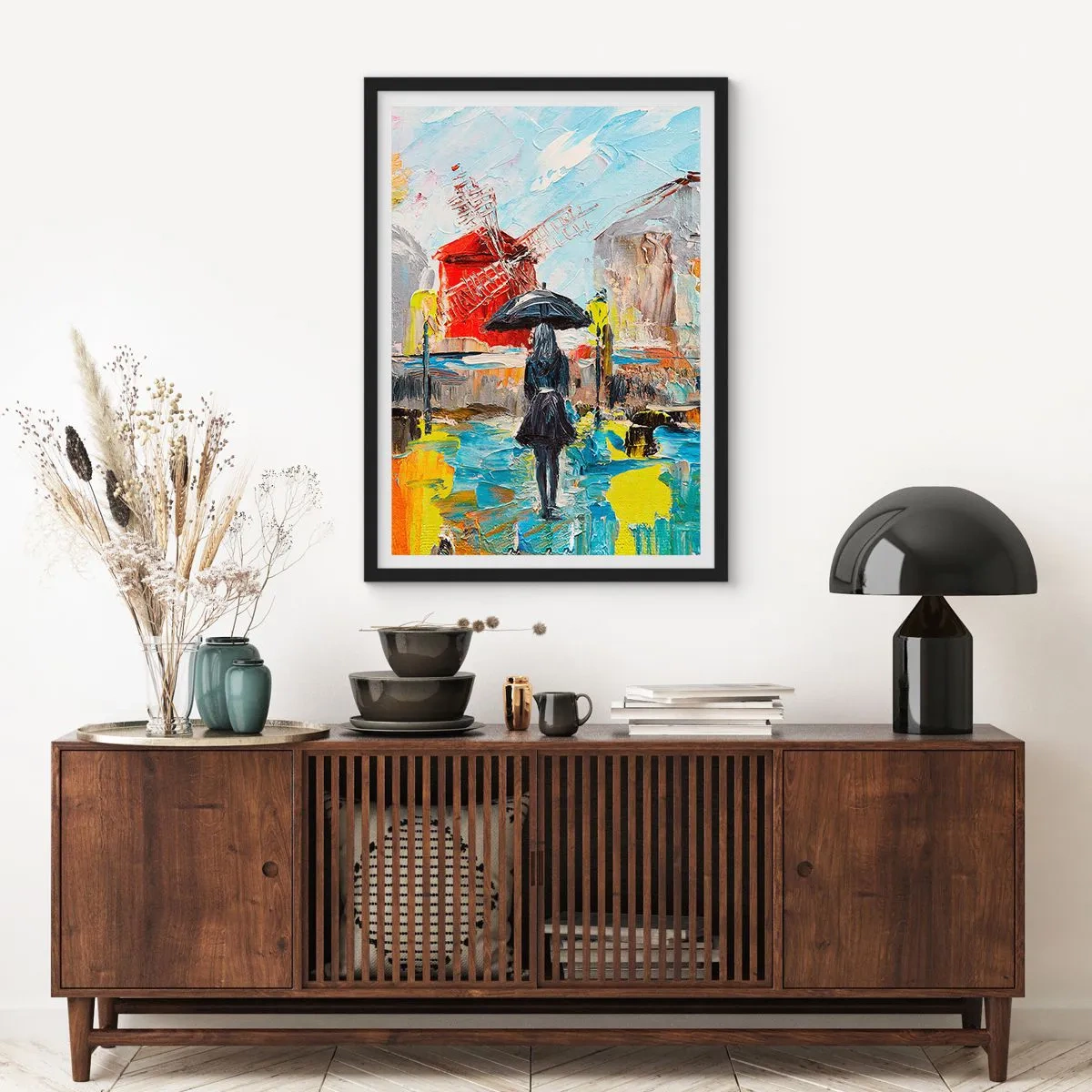 Affisch i svart ram - En kvinna med ett paraply mot bakgrund av en stad i regnet - 50x70cm - Parislegender - Modern väggdekoration för vardagsrum och sovrum ARTTOR