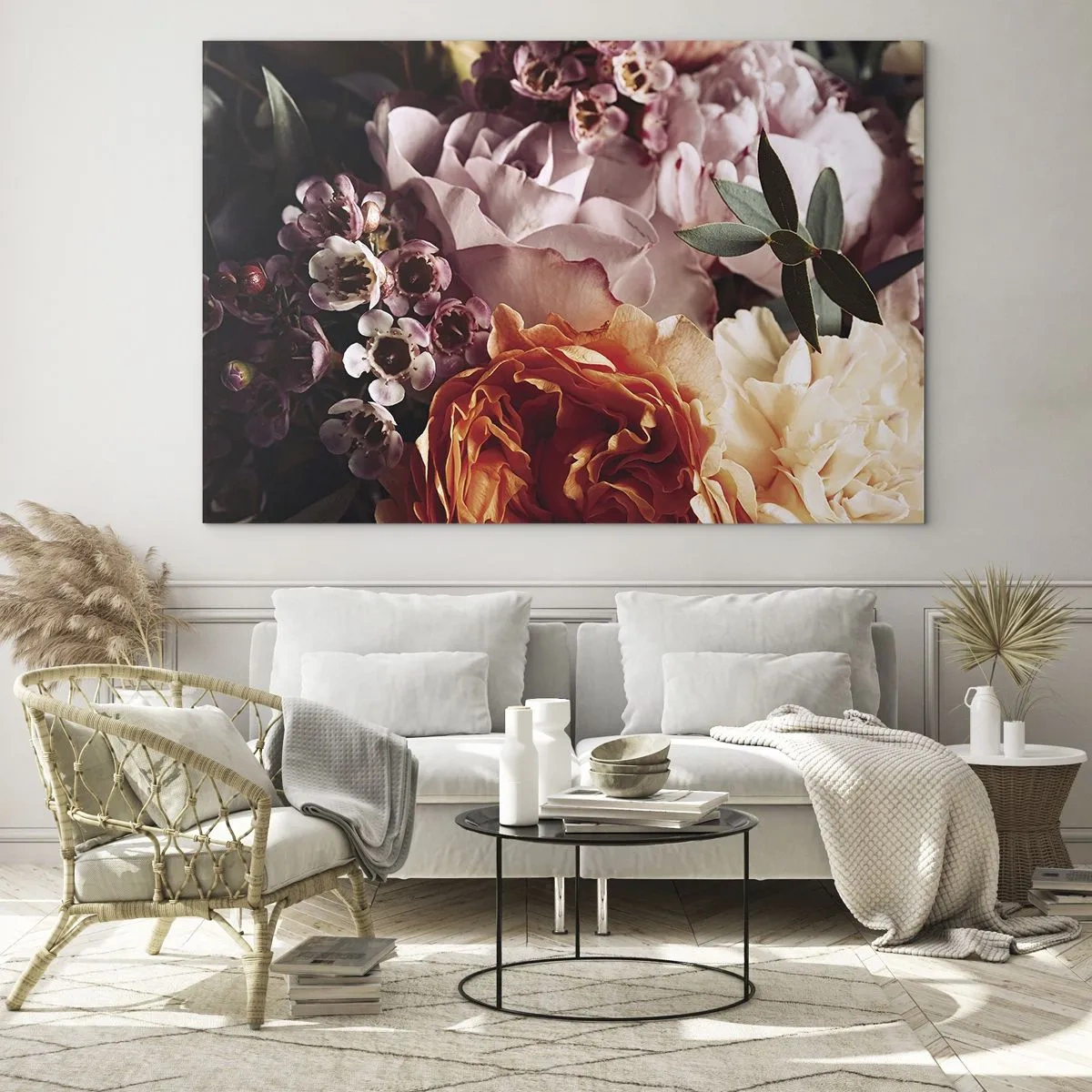 Glastavla - Bild på glas - En närbild av en komposition av rosor, nejlikor och små blommor. - 70x50cm - Omgärdade av skönhet - Modern väggdekoration för vardagsrum och sovrum ARTTOR