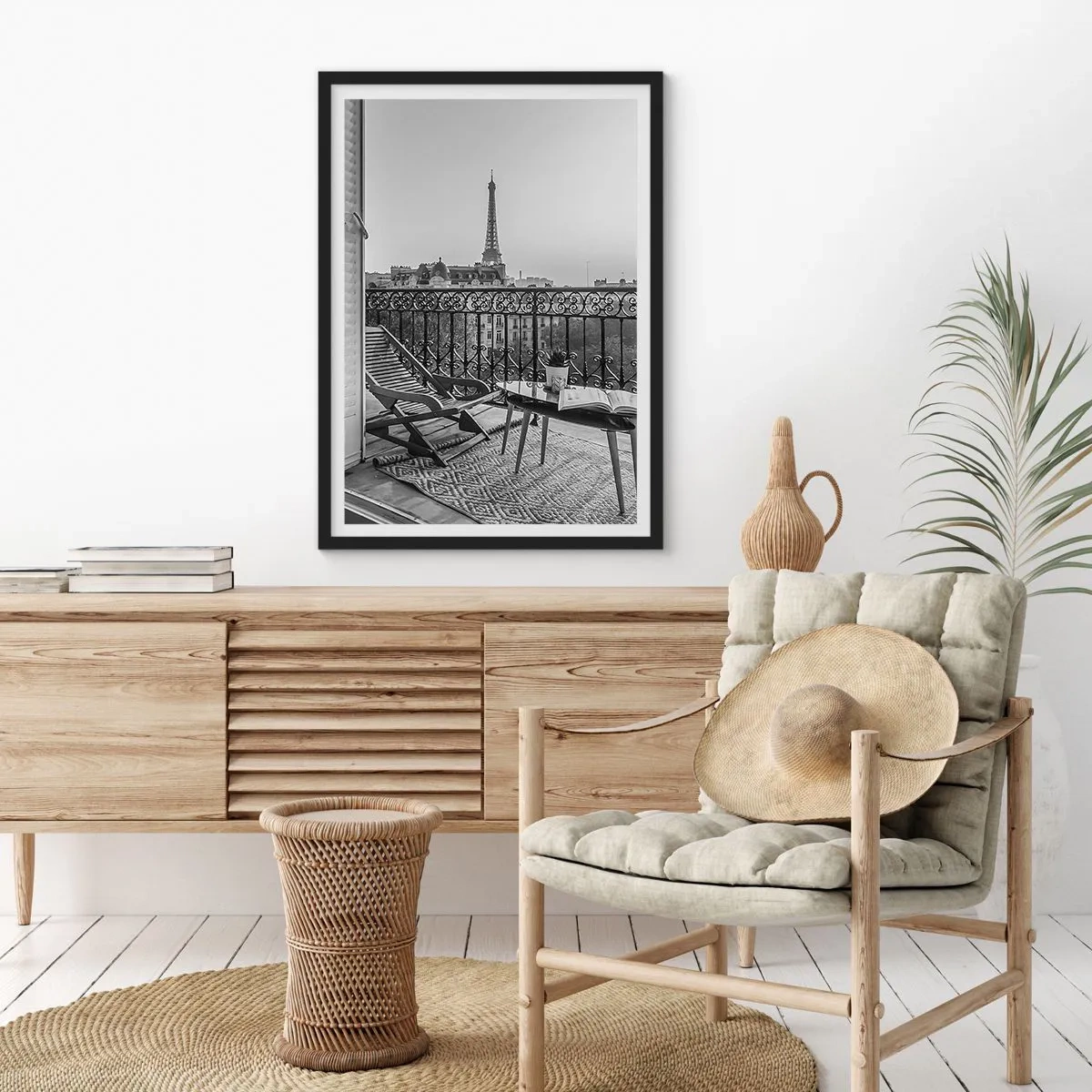 Affisch i svart ram - Utsikt över Eiffeltornet från en elegant parisisk balkong - 50x70cm - En eftermiddag i Paris - Modern väggdekoration för vardagsrum och sovrum ARTTOR