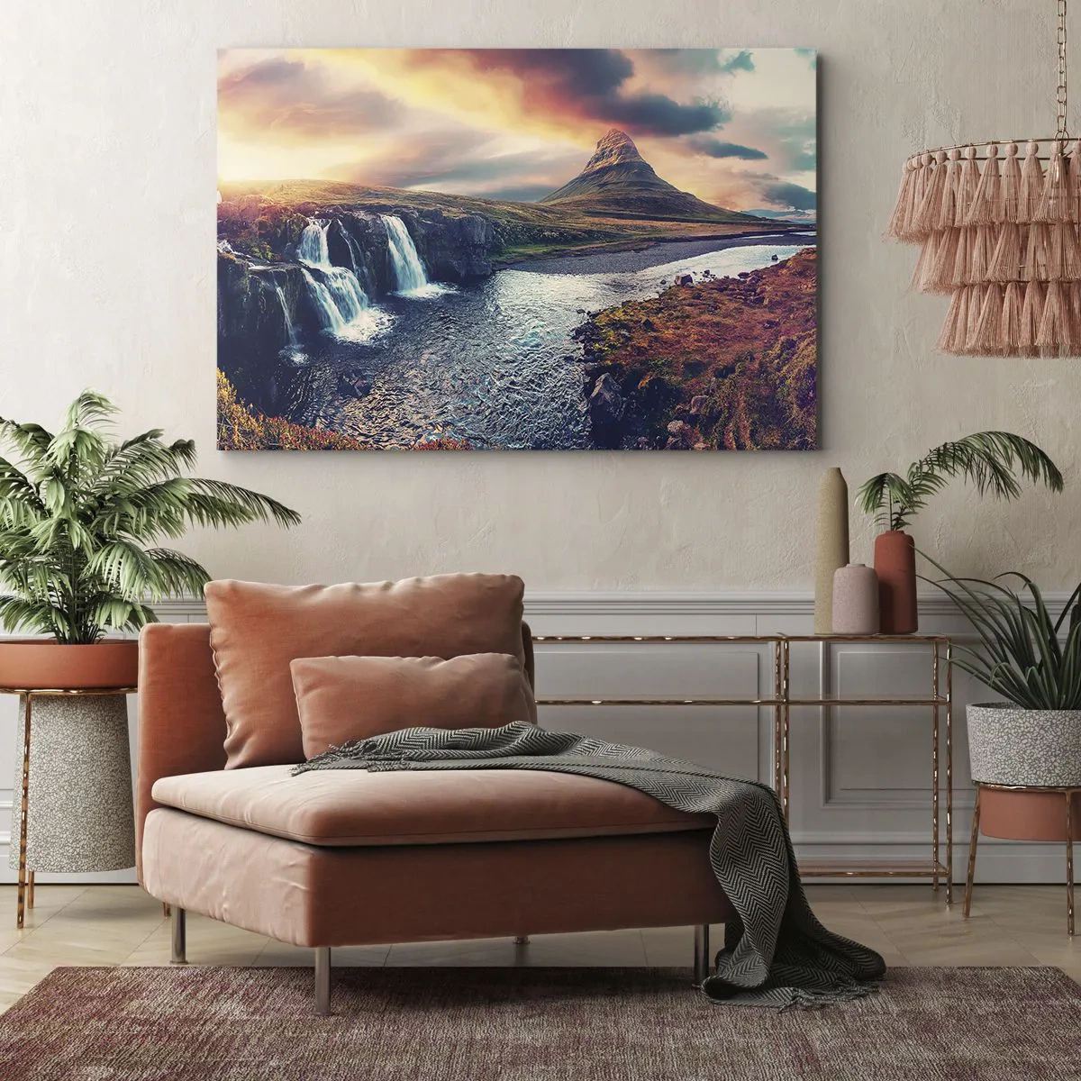 Canvastavla - Bild på duk - Utsikt över vattenfallet och berget i ljuset av den nedgående solen - 70x50cm - I naturens majestät - Modern väggdekoration för vardagsrum och sovrum ARTTOR