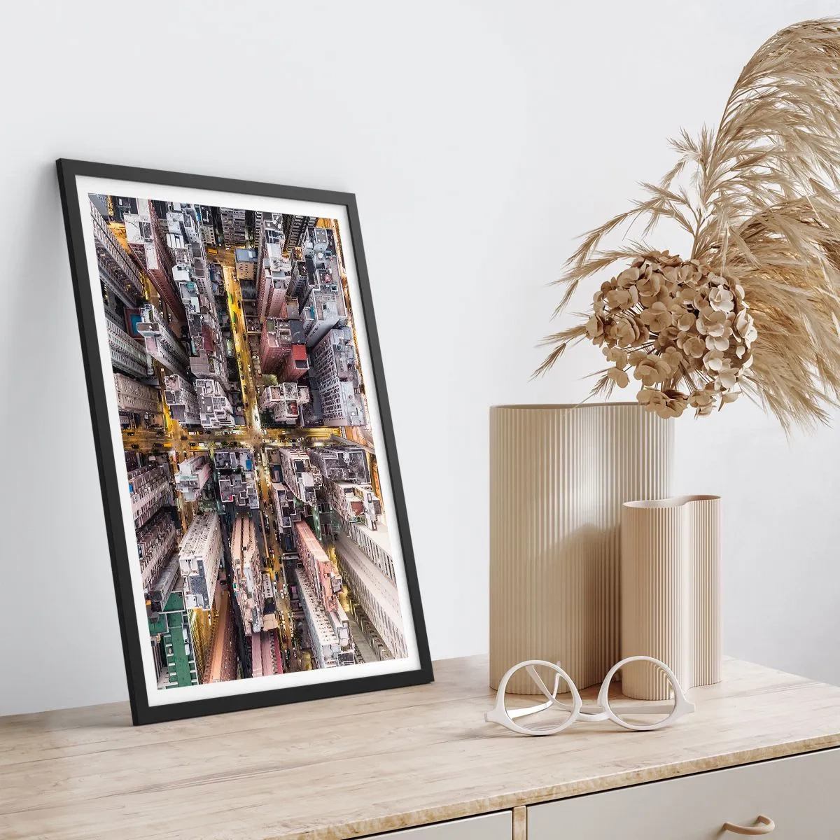 Affisch i svart ram - Flygfoto över staden på natten - 50x70cm - Hälsningar från Hongkong - Modern väggdekoration för vardagsrum och sovrum ARTTOR