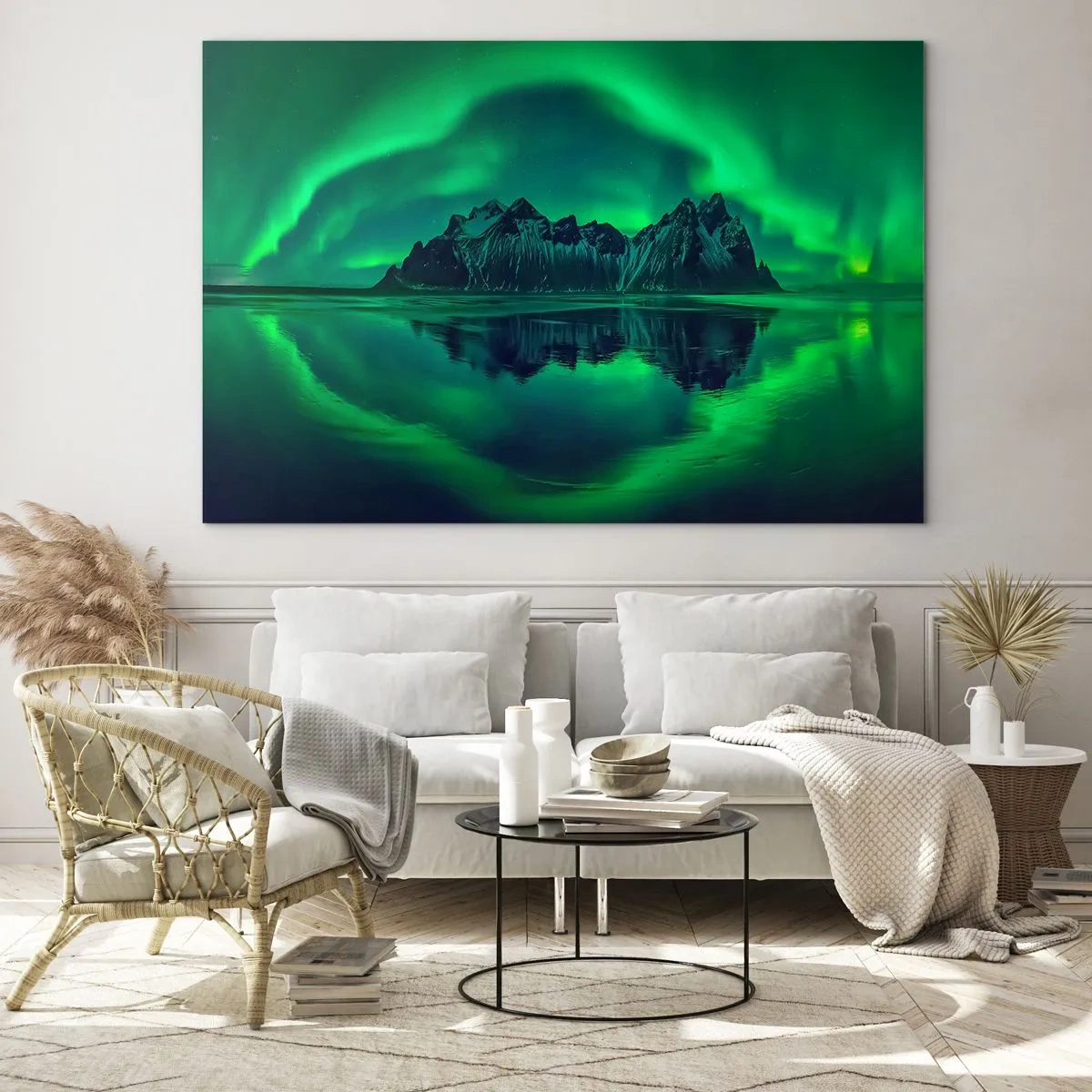 Glastavla - Bild på glas - Norrskenet svävar över ett bergslandskap och reflekteras i vattnet - 70x50cm - I skenets famn - Modern väggdekoration för vardagsrum och sovrum ARTTOR
