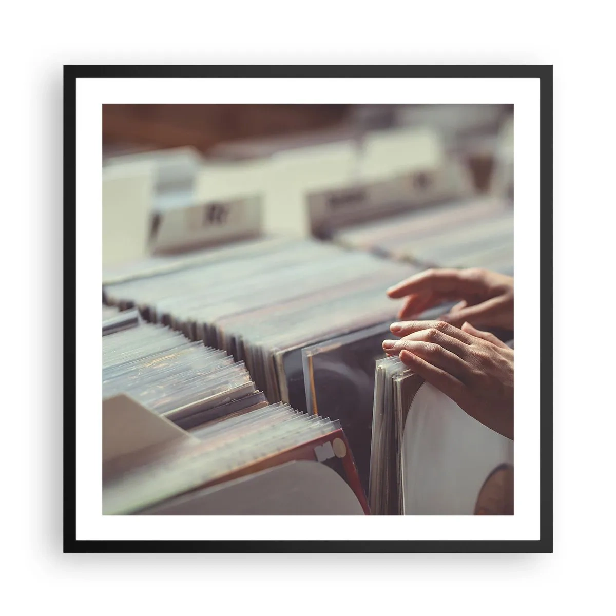 Affisch i svart ram - I jakten efter känslor - 60x60 cm