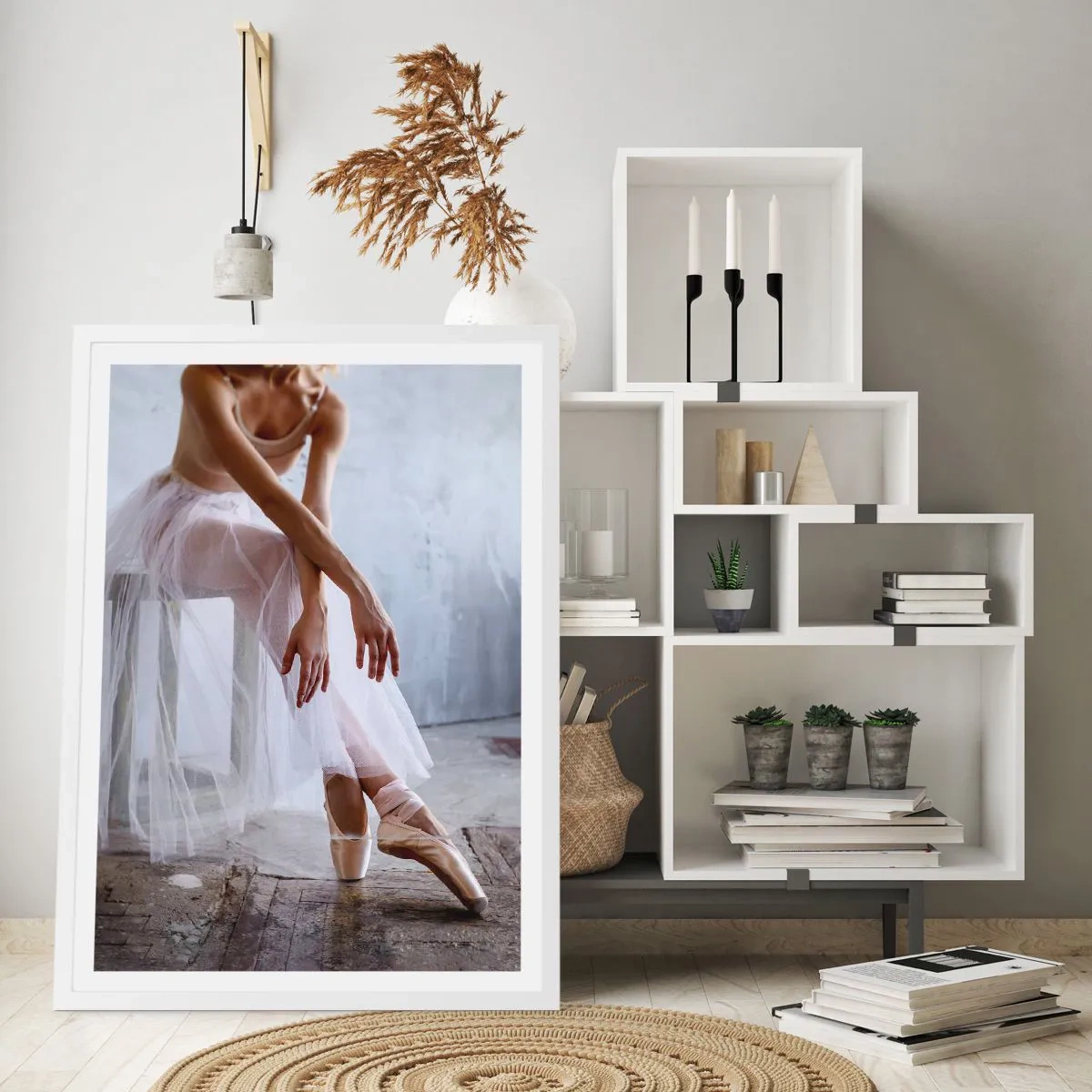 Affisch i vit ram - Innan rampljuset tänds - 50x70 cm