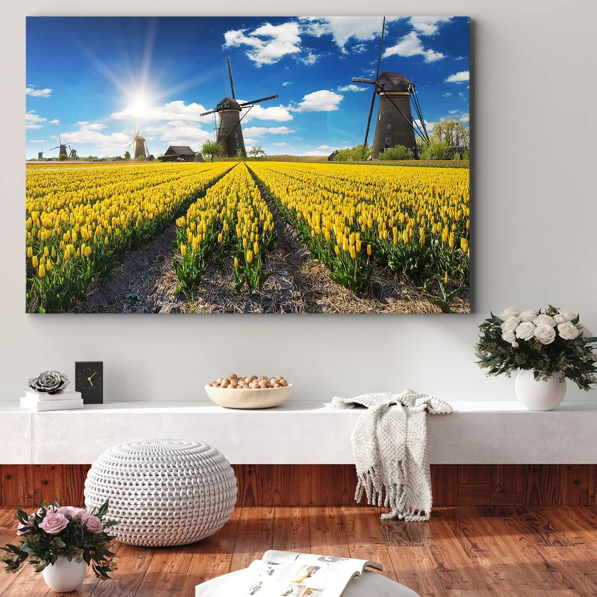 Canvastavla - Bild på duk - Ett fält av gula tulpaner med väderkvarnar vid horisonten - 70x50cm - Mer holländskt kan inte vara - Modern väggdekoration för vardagsrum och sovrum ARTTOR