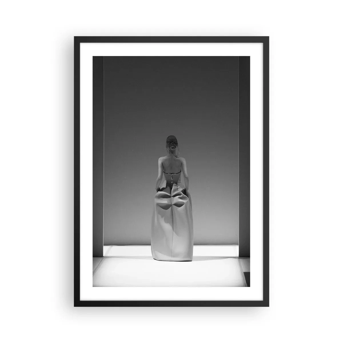 Affisch i svart ram - Ett minimalistiskt svartvitt fotografi av en kvinna på catwalken. - 50x70cm - Raffinerad enkelhet - Modern väggdekoration för vardagsrum och sovrum ARTTOR