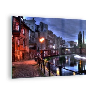 Glastavla - Bild på glas - En charmig gata längs kanalen med en bro och kvällsbelysning - 70x50cm - Du kände inte Bydgoszcz från denna sida - Modern väggdekoration för vardagsrum och sovrum ARTTOR