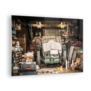 Glastavla - Bild på glas - Vintagegarage med en bil täckt av en duk, omgiven av verktyg och lådor - 70x50cm - Tillbaka till det förflutna - Modern väggdekoration för vardagsrum och sovrum ARTTOR