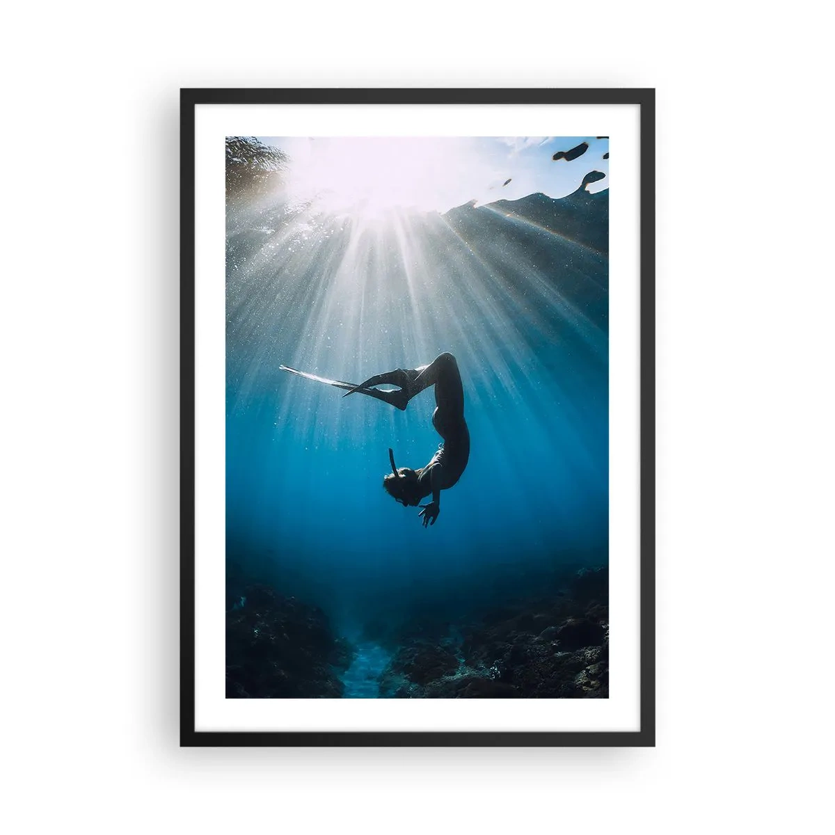 Affisch i svart ram - Dykare i ljusstrålarna under vattnet - 50x70cm - Undervattendans - Modern väggdekoration för vardagsrum och sovrum ARTTOR