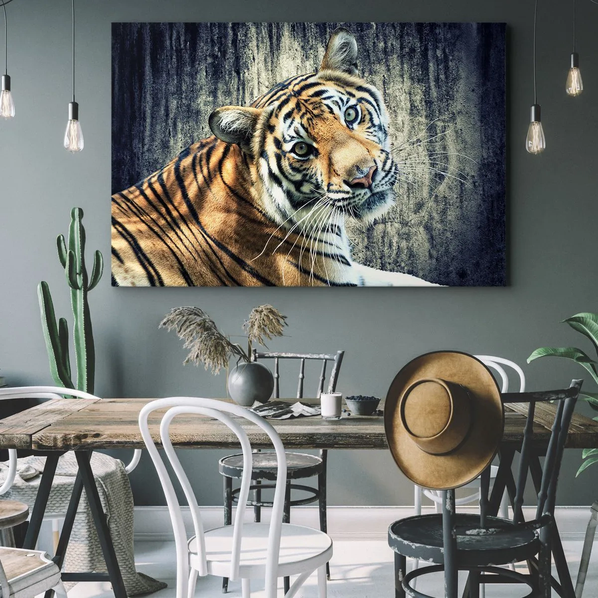 Canvastavla - Bild på duk - En tiger som ligger mot en grov texturerad vägg - 70x50cm - Porträtt i ljusstrålar - Modern väggdekoration för vardagsrum och sovrum ARTTOR