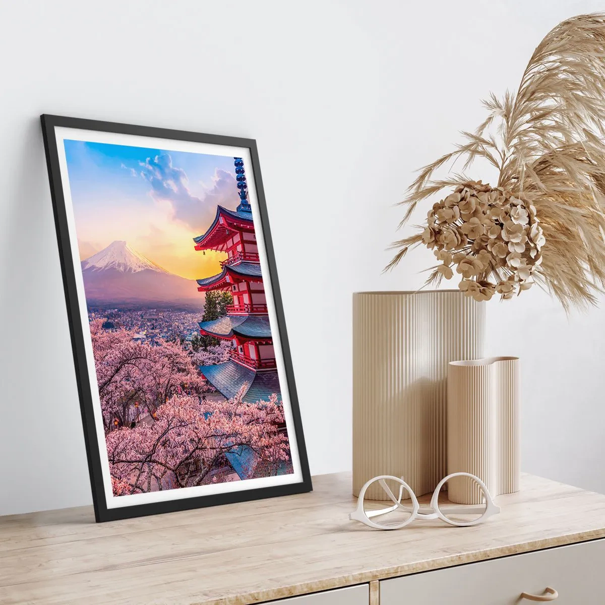 Affisch i svart ram - En pagod med utsikt över berget Fuji omgiven av körsbärsblommor vid solnedgången - 50x70cm - Essens av den japanska andan - Modern väggdekoration för vardagsrum och sovrum ARTTOR