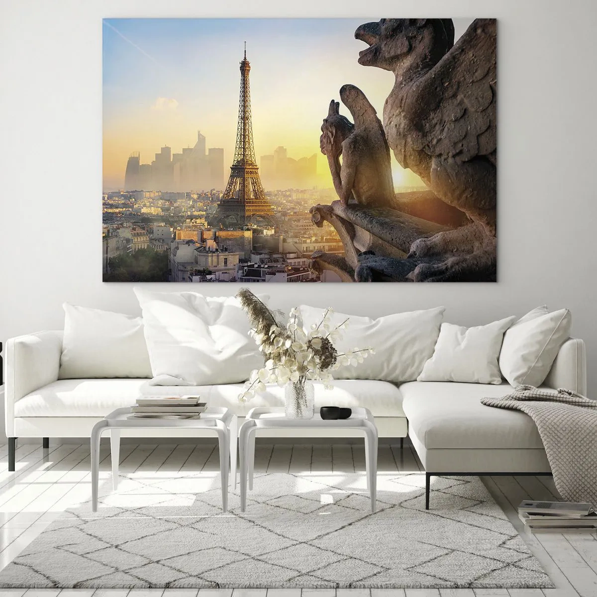 Glastavla - Bild på glas - Eiffeltornet i morgondimman, med utsikt över Paris och gotiska skulpturer - 70x50cm - En hel del har ändrats… - Modern väggdekoration för vardagsrum och sovrum ARTTOR