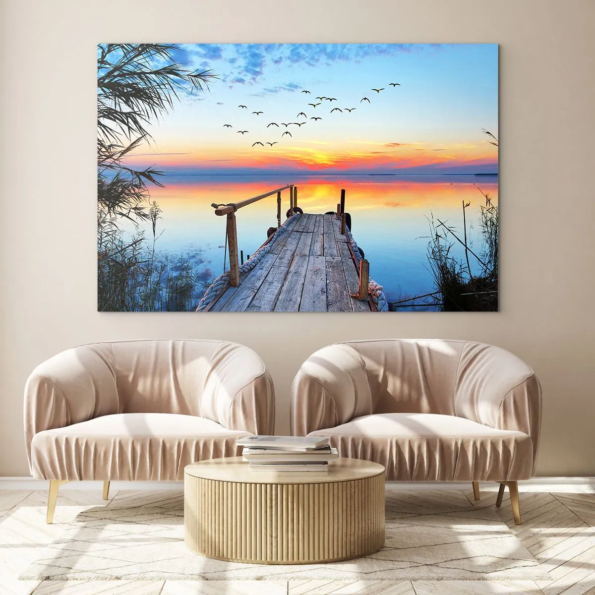 Glastavla - Bild på glas - En träbrygga över en sjö vid solnedgången med en flock fåglar som flyger över huvudet - 70x50cm - Dags att vända hem... - Modern väggdekoration för vardagsrum och sovrum ARTTOR