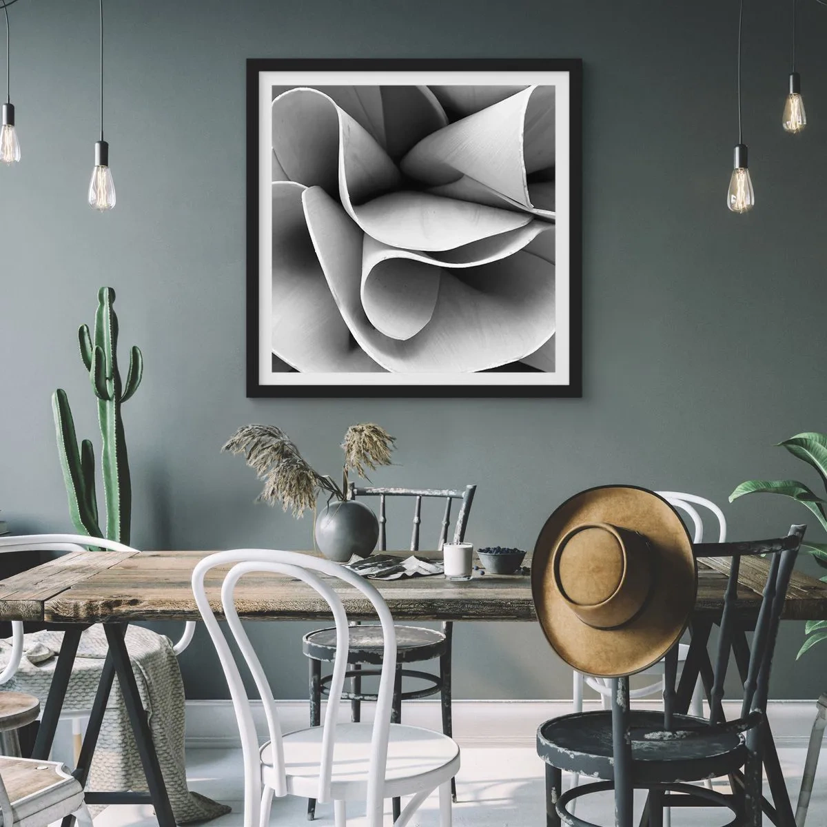 Affisch i svart ram - Det händer i rummet - 60x60 cm