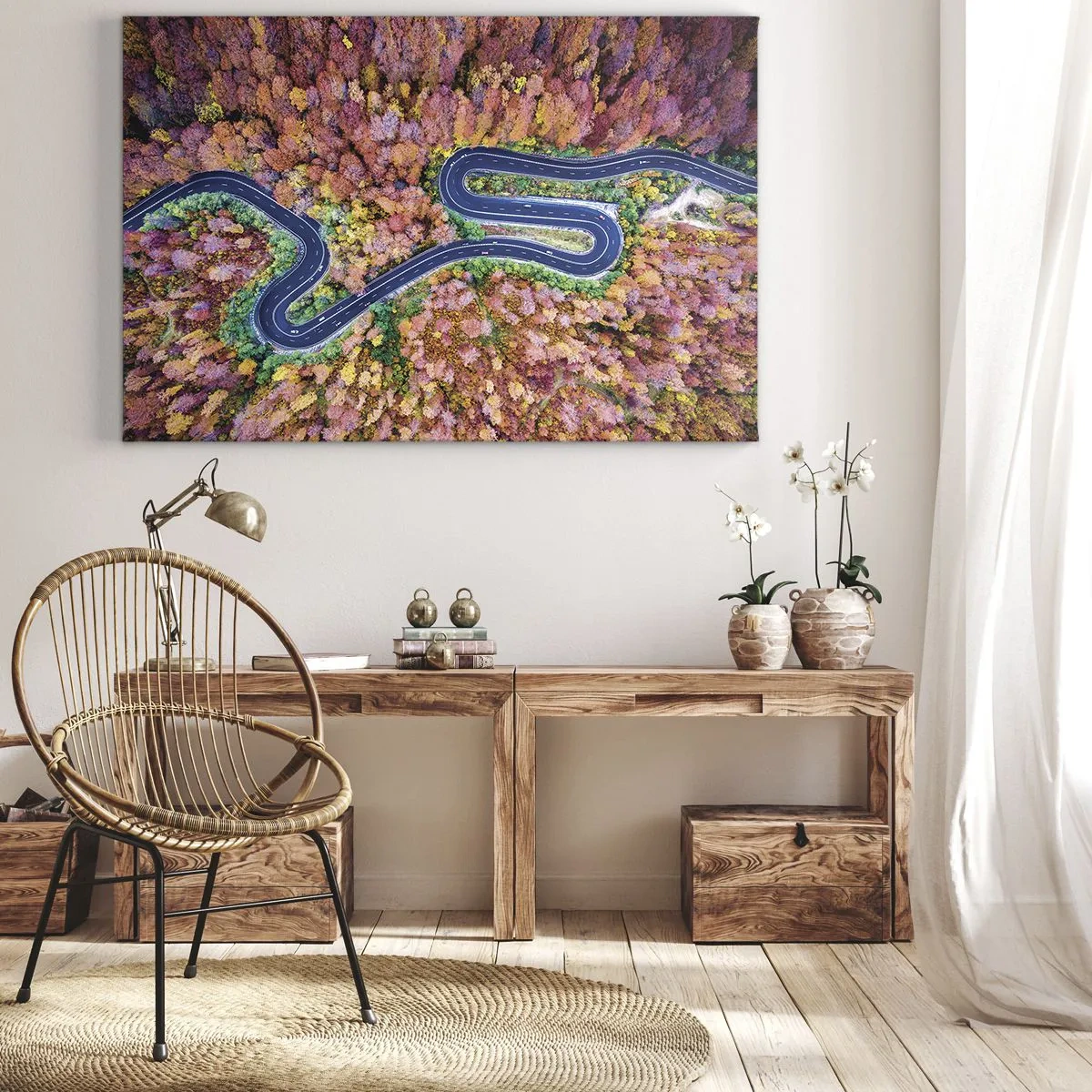 Canvastavla - Bild på duk - En slingrande väg i en höstskog sedd från ett fågelperspektiv - 70x50cm - Slingrande väg genom skogen - Modern väggdekoration för vardagsrum och sovrum ARTTOR