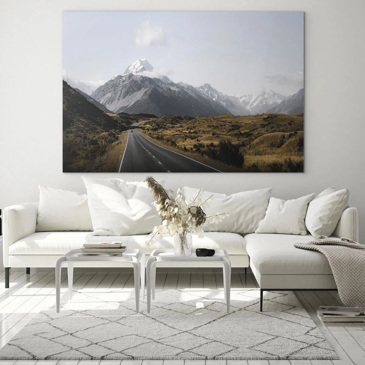 Glastavla - Bild på glas - En asfaltväg som leder mot de snötäckta bergen - 70x50cm - Väg till fjällens hjärta - Modern väggdekoration för vardagsrum och sovrum ARTTOR