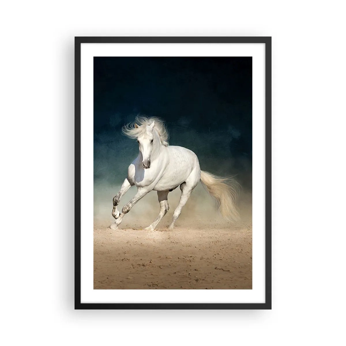 Affisch i svart ram - En vit häst galopperar över sandmarken - 50x70cm - Frihet i ett rent tillstånd - Modern väggdekoration för vardagsrum och sovrum ARTTOR