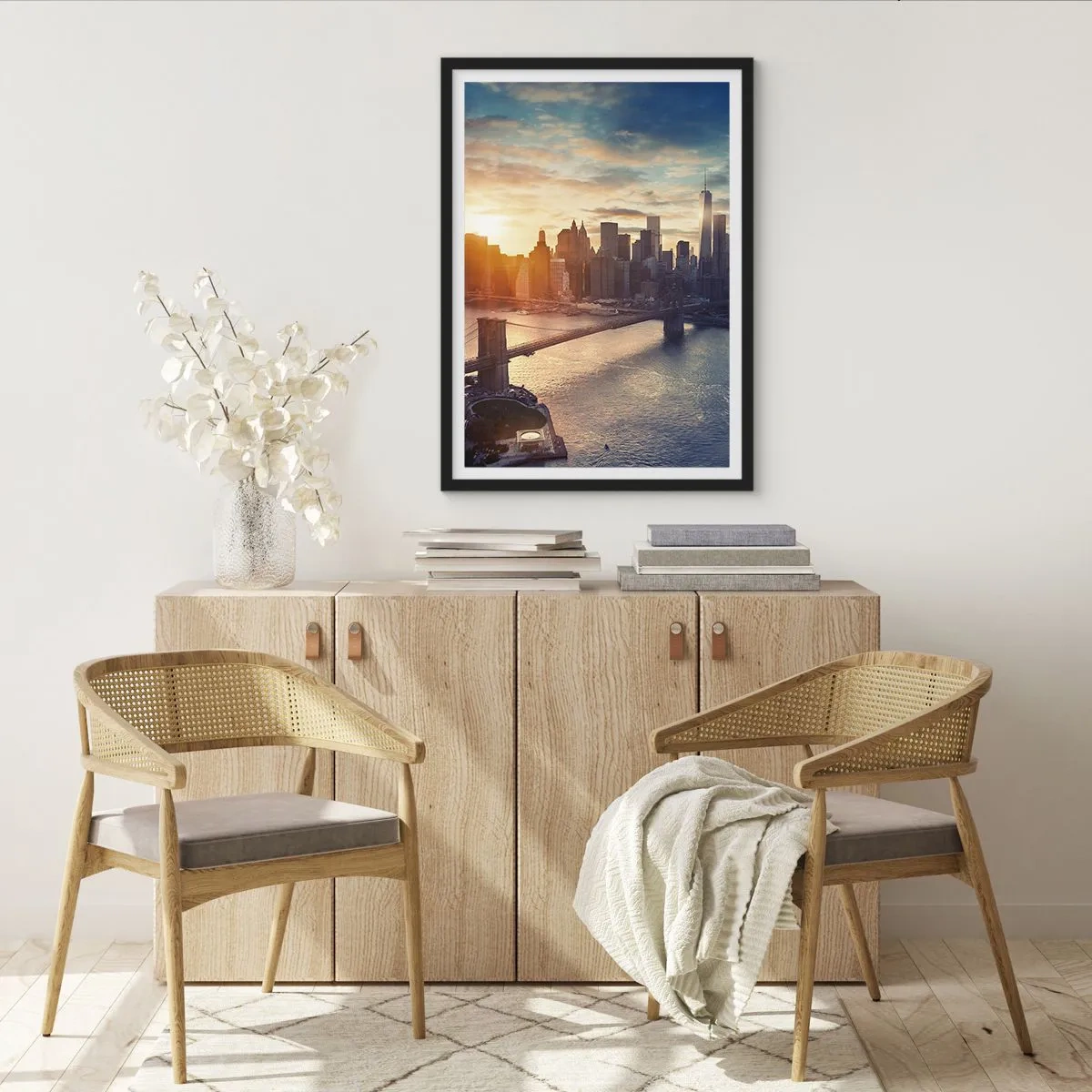 Affisch i svart ram - Utsikt över Manhattan i solnedgången med Brooklynbron - 50x70cm - Västkulturens monument - Modern väggdekoration för vardagsrum och sovrum ARTTOR