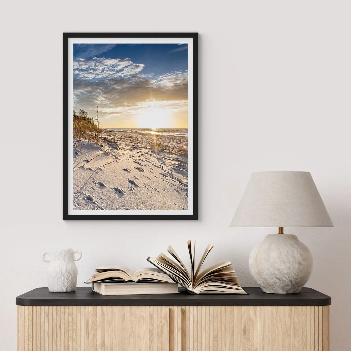 Affisch i svart ram - En sandstrand upplyst av den nedgående solen - 50x70cm - Inbjudan till promenad - Modern väggdekoration för vardagsrum och sovrum ARTTOR