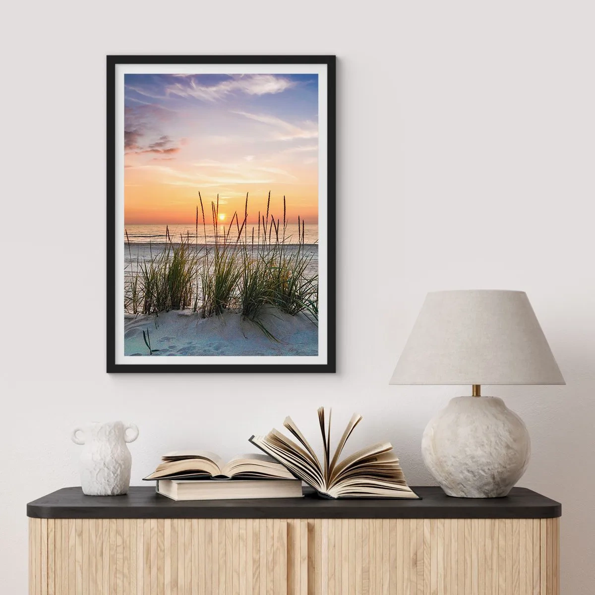 Affisch i svart ram - Strand med vegetation vid soluppgången - 50x70cm - Titta, tänk, känn - Modern väggdekoration för vardagsrum och sovrum ARTTOR