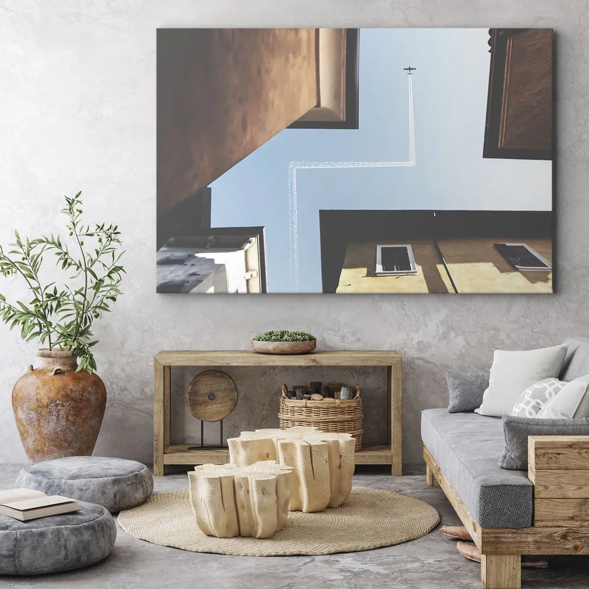 Canvastavla - Bild på duk - Vy över planet och dess spår i himlen från ett gatuperspektiv - 70x50cm - Ovanför stadens labyrint - Modern väggdekoration för vardagsrum och sovrum ARTTOR