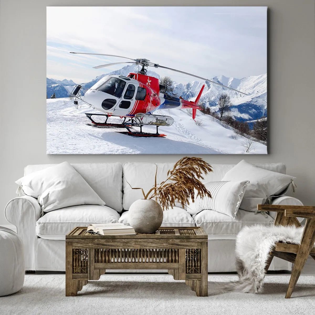 Canvastavla - Bild på duk - En röd helikopter mot ett snötäckt bergslandskap. - 70x50cm - Alltid redo - Modern väggdekoration för vardagsrum och sovrum ARTTOR