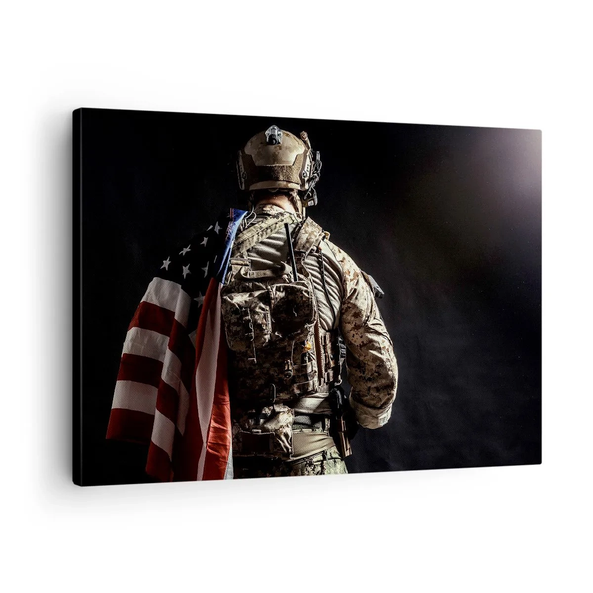 Canvastavla - Bild på duk - En soldat i uniform med en flagga mot en mörk bakgrund - 70x50cm - Just därför - Modern väggdekoration för vardagsrum och sovrum ARTTOR