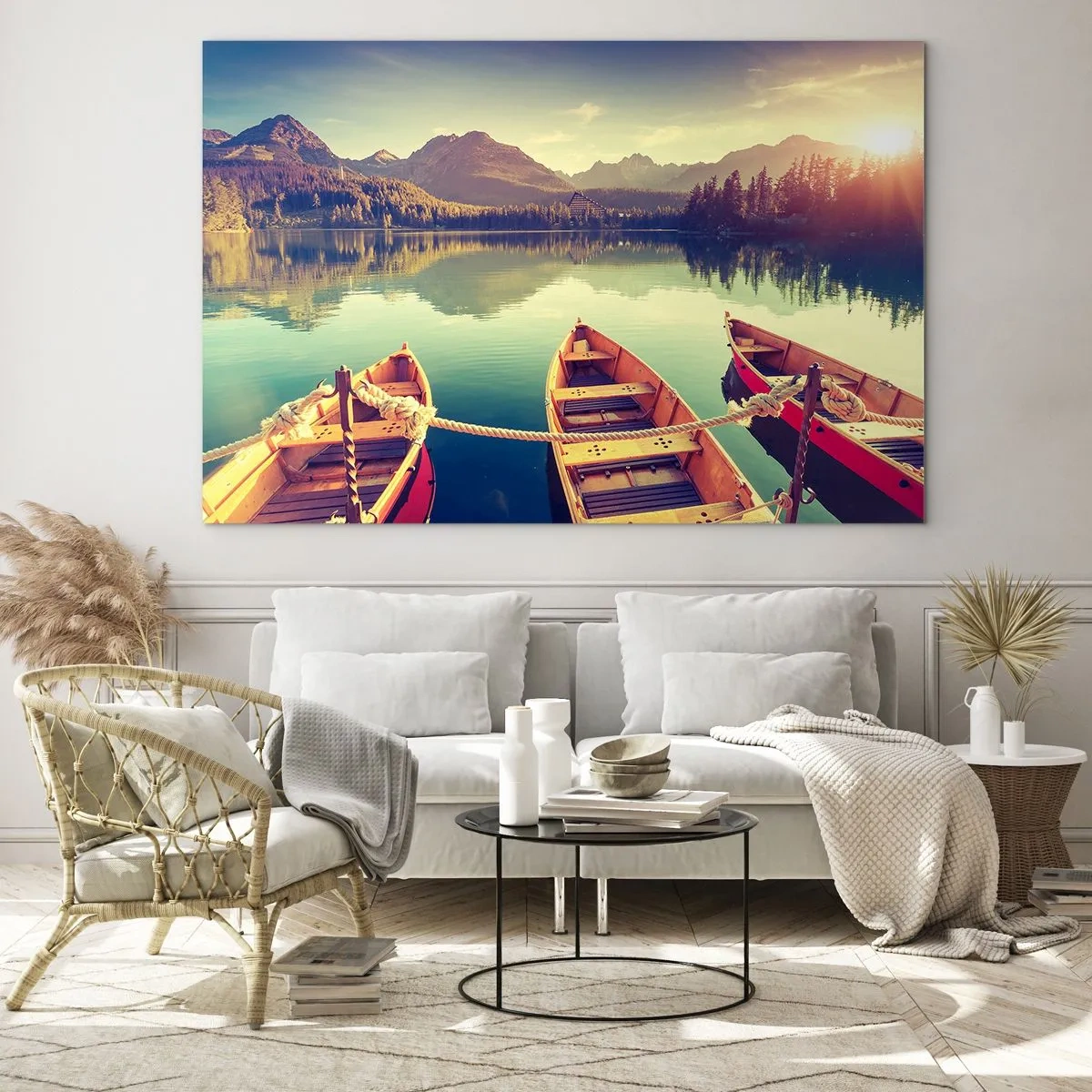 Glastavla - Bild på glas - Träbåtar på en lugn sjö omgiven av berg - 70x50cm - Leva dess rätter - Modern väggdekoration för vardagsrum och sovrum ARTTOR
