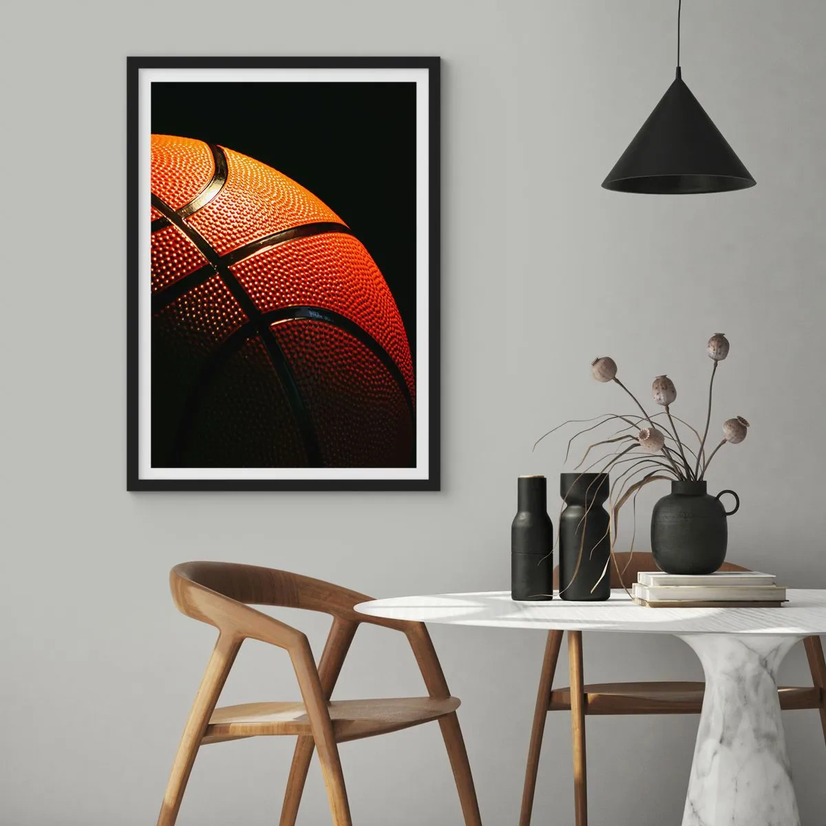 Affisch i svart ram - Närbild av en basketboll i rampljuset - 50x70cm - Vacker som planeten - Modern väggdekoration för vardagsrum och sovrum ARTTOR