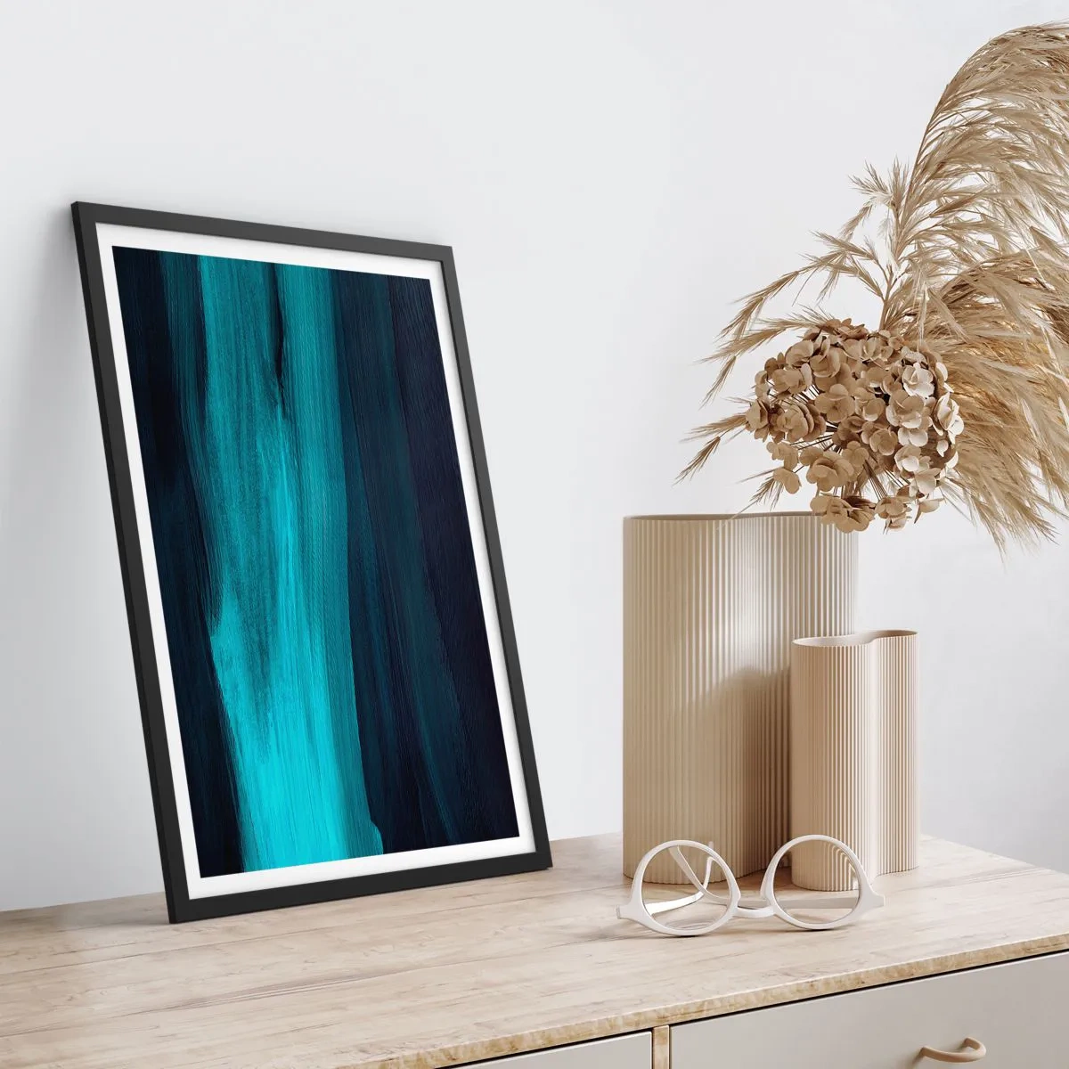 Affisch i svart ram - En abstrakt komposition i nyanser av svart och turkos - 50x70cm - Flyt med strömmen - Modern väggdekoration för vardagsrum och sovrum ARTTOR