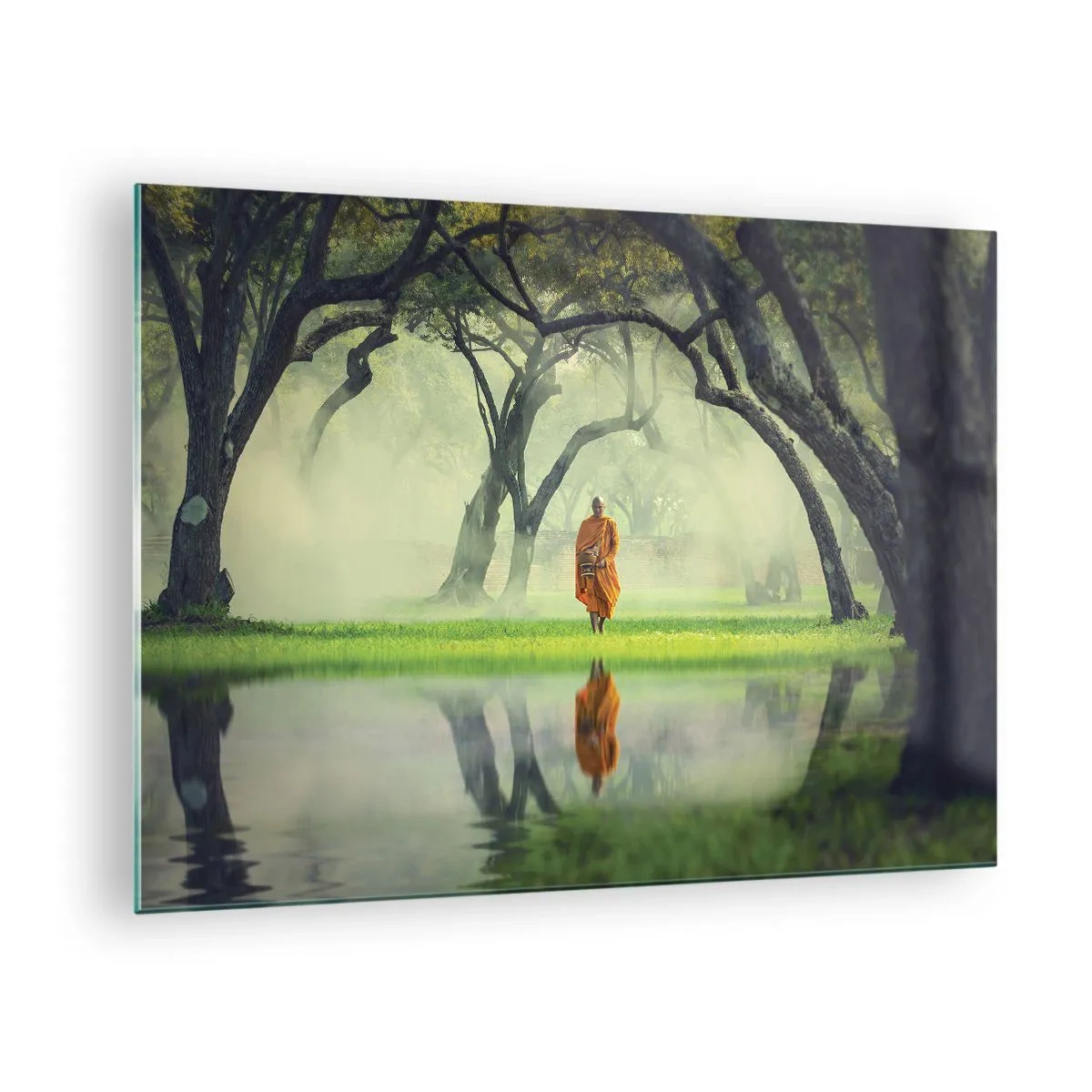 Glastavla - Bild på glas - En munk i en orange mantel går bland träden vid vattnet - 70x50cm - På väg till upplysningen - Modern väggdekoration för vardagsrum och sovrum ARTTOR