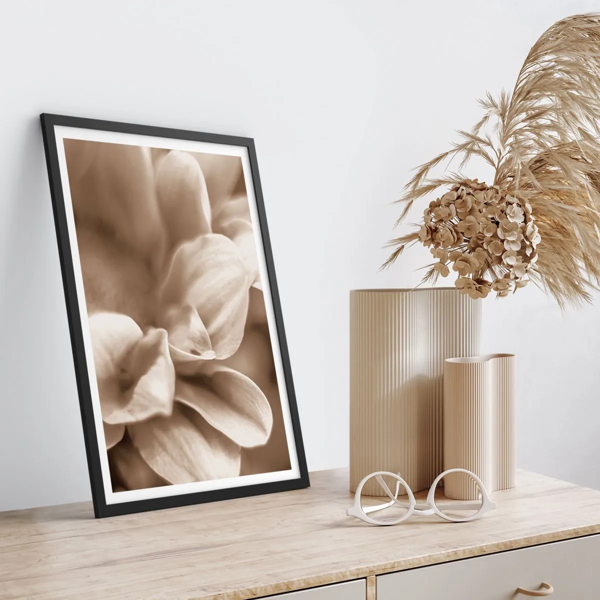 Affisch i svart ram - En närbild av fina sepia-tonade blomblad - 50x70cm - Milda som ett leende - Modern väggdekoration för vardagsrum och sovrum ARTTOR
