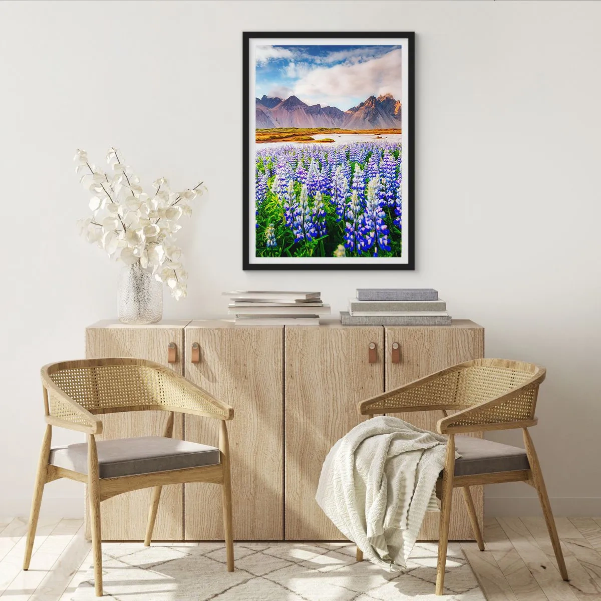 Affisch i svart ram - Ett fält av lupiner med berg i bakgrunden - 50x70cm - Styrka och stränghet bredvid mildhet - Modern väggdekoration för vardagsrum och sovrum ARTTOR