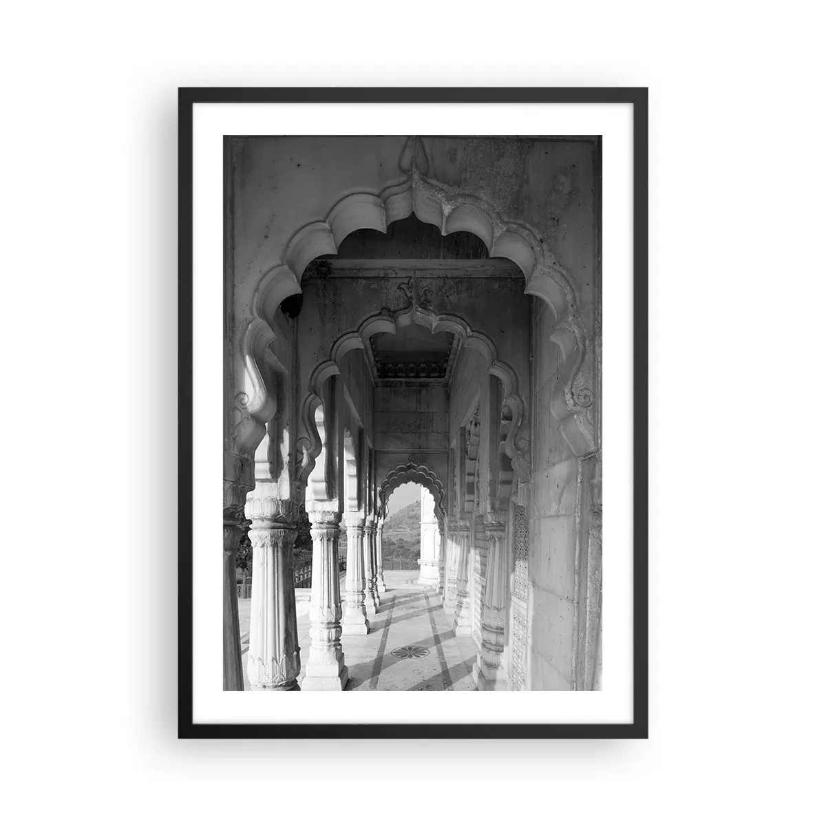 Affisch i svart ram - Svartvitt fotografi av arkitektur med pelare - 50x70cm - Det är här berättelserna från öst utspelar sig - Modern väggdekoration för vardagsrum och sovrum ARTTOR