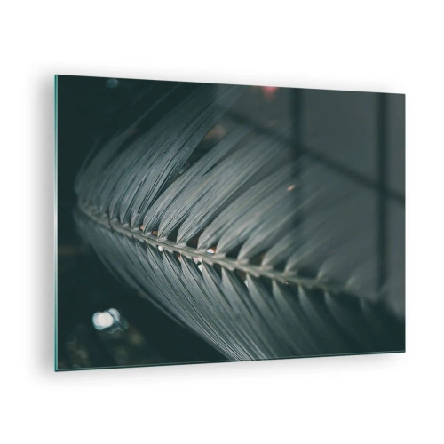 Glastavla - Bild på glas - Närbild av ett mörkgrönt palmblad med ljusreflektion - 70x50cm - Naturens precision - Modern väggdekoration för vardagsrum och sovrum ARTTOR