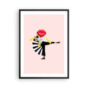 Affisch i svart ram - En surrealistisk komposition med läppar och geometriska element mot en rosa bakgrund. - 50x70cm - Surrealistisk pop-art - Modern väggdekoration för vardagsrum och sovrum ARTTOR