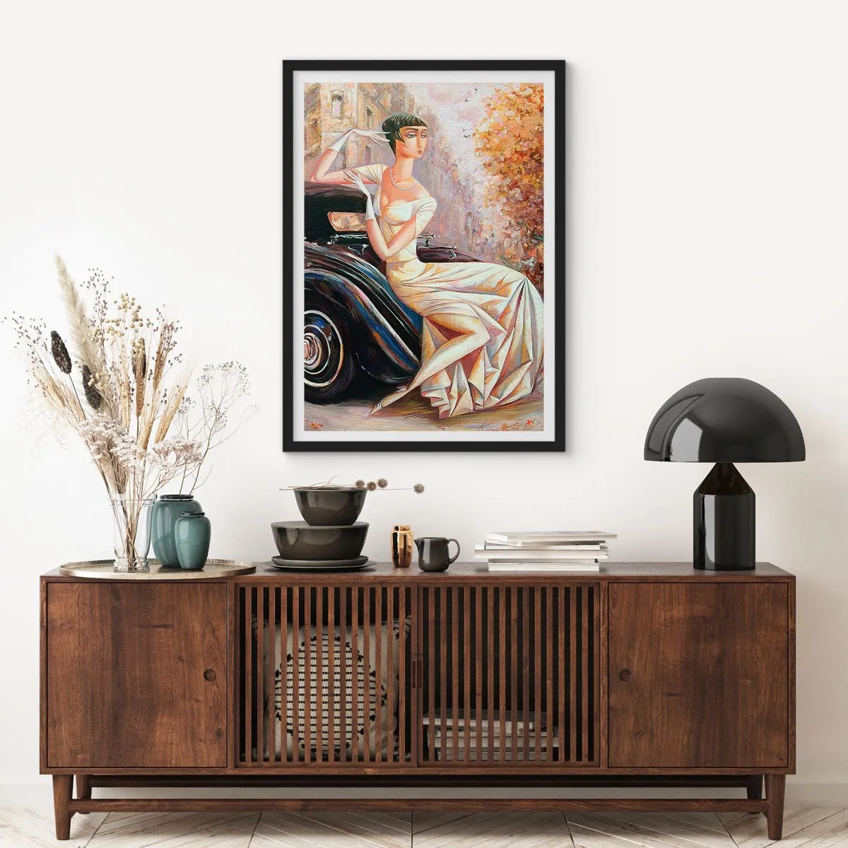 Affisch i svart ram - Elegant kvinna bredvid en retrobil i målerisk stil - 50x70cm - Elegans i retrostil - Modern väggdekoration för vardagsrum och sovrum ARTTOR